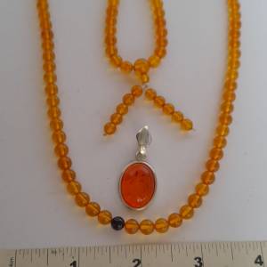 歐洲蜜蠟頸鏈6mm26寸.原價六百元現在加送一個鑲銀吊墜價值三百元。no.3.2.26