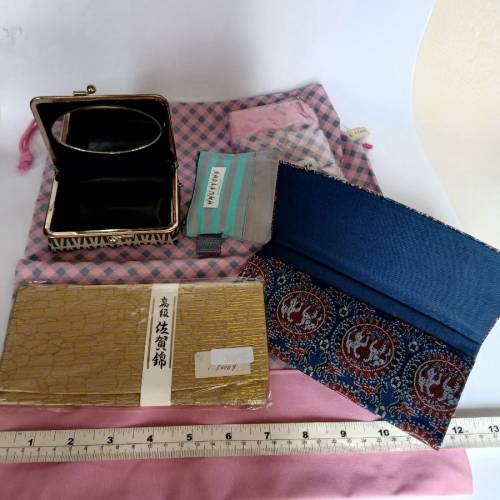 清理舊存貨，  一手兩個日本織 錦銀包 ，兩個散紙包 ，一個化妝鏡盒，一個孭袋，. ...