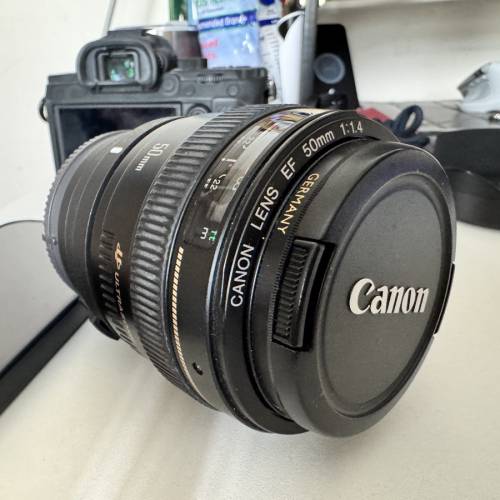 Sony A7 III 相机连24-70mm F4 镜头 + Canon 50mm F1.4 連 Sigma 接環