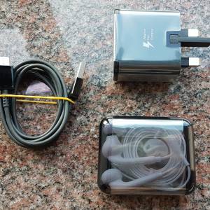 全新 Samsung 充電器（快充）、數據線及耳機