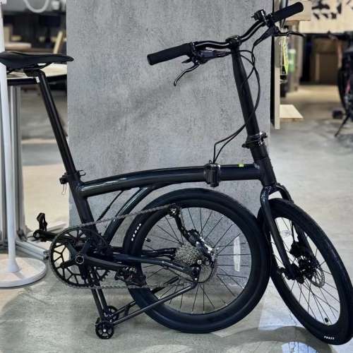 最新黑色  (NEO 20吋 36T 飛輪) JAVA NEO 9速 油剎 20吋 406 鋁合金折叠車 （三折叠...