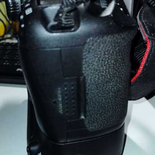 放CANON 7D機身及原廠BG-E7跟兩電直到及一支原廠CANON EF LENS 24-85mm 3.5-4.5鏡及...