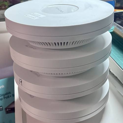 TP-LINK AC 1900 GIGABIT WIFI AP四個連8 ports poe switch