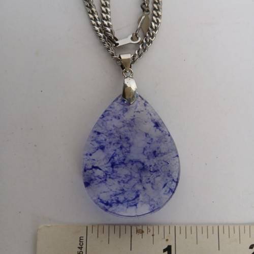 巴西藍幽靈水晶梨型吊墜 约1.5寸，  配上24吋不銹鋼頸鏈，招財闢邪保平安， 市場罕...