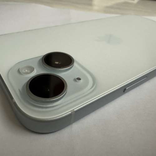 iPhone 15 128GB 藍白色 完全無花 功能全正常任試電池效能93%淨機有玻璃貼和機套。...