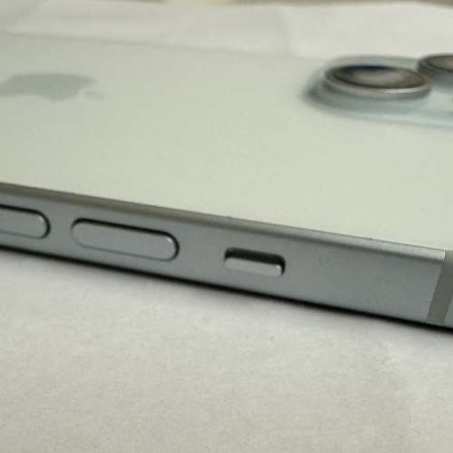 iPhone 15 128GB 藍白色 完全無花 功能全正常任試電池效能93%淨機有玻璃貼和機套。...