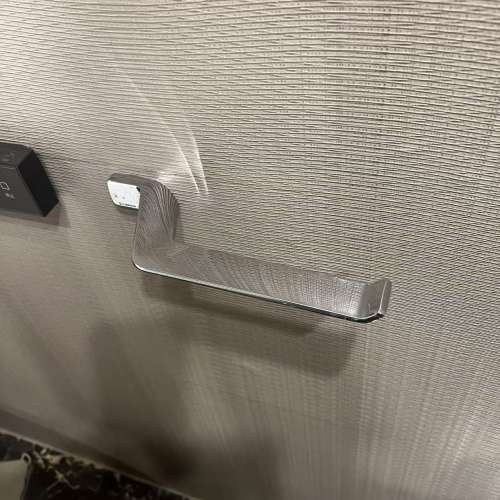 全新毛巾架，兩個廁紙架