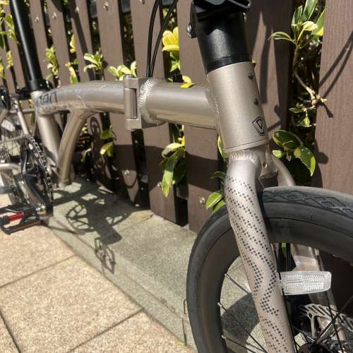 亮光鈦色 JAVA NEO 9速 桶軸碟剎 16吋 349 鋁合金折叠車 （三折叠小布 國布 ）送前...