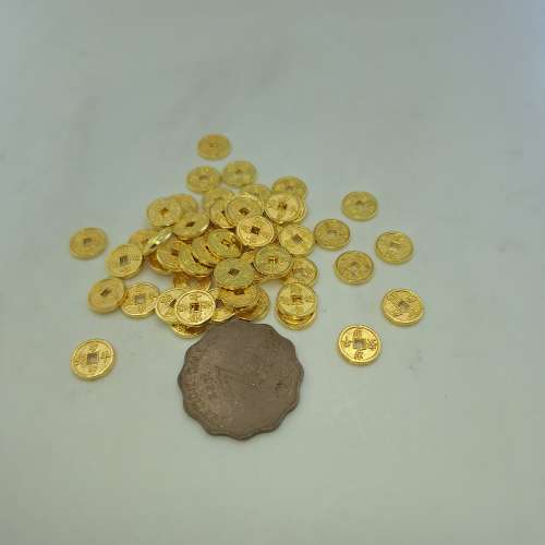 金色的仿古銅錢複製品。 它們通常用於裝飾、風水擺設或作為收藏品