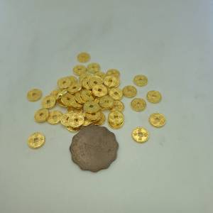 金色的仿古銅錢複製品。 它們通常用於裝飾、風水擺設或作為收藏品