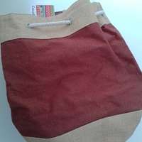 硬身麻質背包，布底膠防濕。