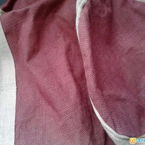 硬身麻質背包，布底膠防濕。