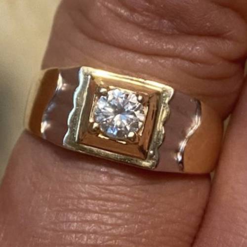 18K 750 六福32份鑽石戒指 $6900