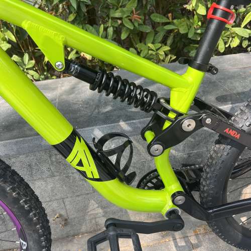 (原裝車前輪已改裝紫色 BOLLARD) 2026 新顏色 JAVA ANDA 9速 軟尾鋁合金山地車 送水...