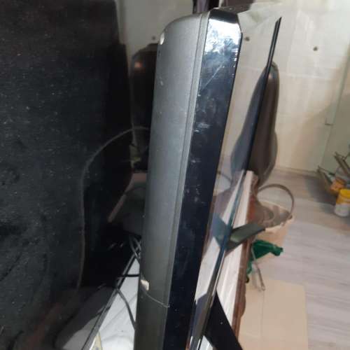 Toshiba 東芝40吋電視 (有垂直線）