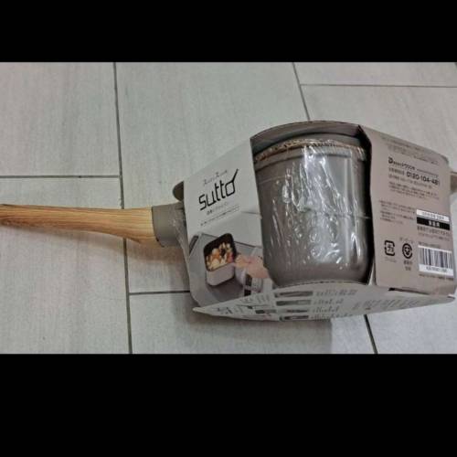 出售：全新未開封, 四角平底深鍋( 16厘米連蓋 ) 原價$368，惠康印花 換購