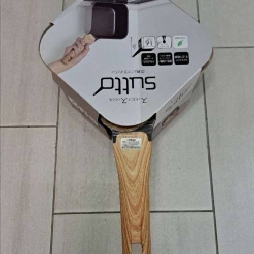 出售：全新未開封, 四角平底深鍋( 16厘米連蓋 ) 原價$368，惠康印花 換購