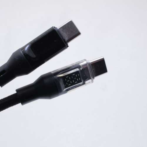 帶 LCD 顯示屏，支援 100W 快充