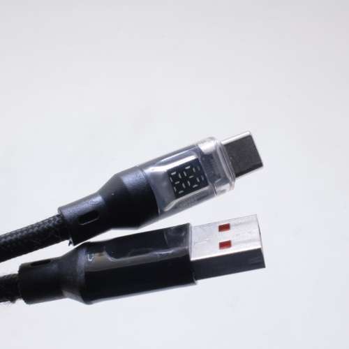 帶 LCD 顯示屏，支援 100W 快充