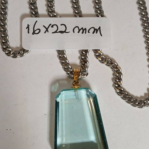 一手兩個黃/藍晶吊墜 配上 24吋不銹鋼頸鏈 共售220元。no.D9.2.26