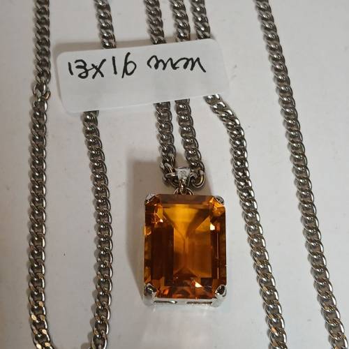 一手兩個黃/藍晶吊墜 配上 24吋不銹鋼頸鏈 共售220元。no.D9.2.26