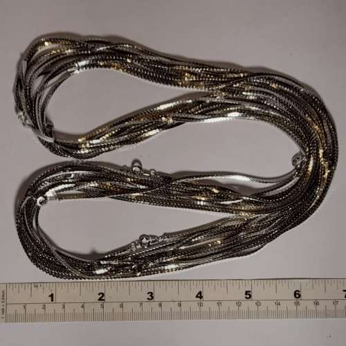 一手十條2mm方柱形銅頸鏈，長30寸，電鍍白金色，共售200元，5條售150元，清貨低於成...