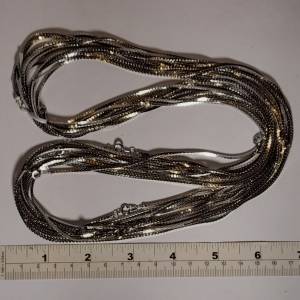 一手十條2mm方柱形銅頸鏈，長30寸，電鍍白金色，共售200元，5條售150元，清貨低於成...