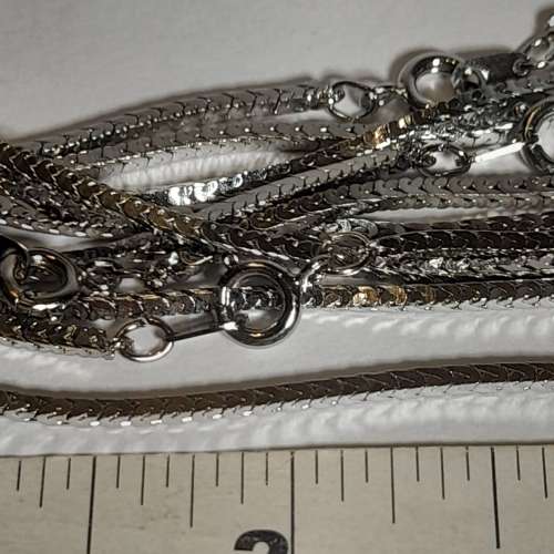 一手十條2mm方柱形銅頸鏈，長30寸，電鍍白金色，共售200元，5條售150元，清貨低於成...