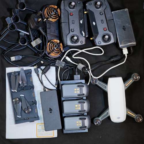 DJI SPARK 無人飛機 跟 3 電 2 充 1 牛 2 遙控器 1 信號增強器 一個保護袋 2 對機...
