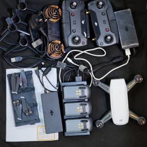 DJI SPARK 無人飛機 跟 3 電 2 充 1 牛 2 遙控器 1 信號增強器 一個保護袋 2 對機...