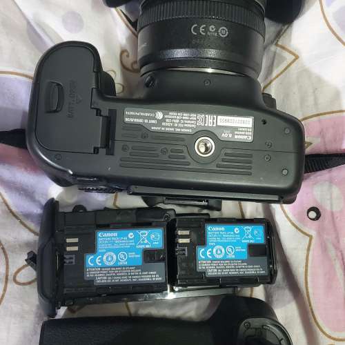 Canon EOS 80D body + BG-E14 battery grip + EF-S 10-22mm f/3.5-4.5 USM lens