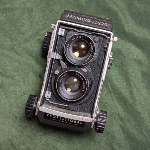 MAMIYA C220 + 80mm f3.7