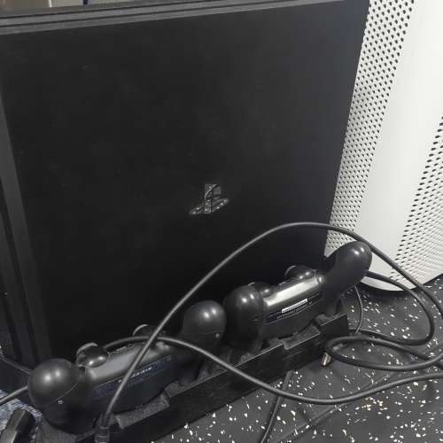 Ps4 pro 跟兩手制， 一散熱加充電底座
