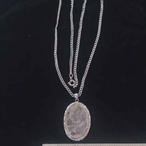 天然水晶美女30x20mm鑲嵌純銀框吊墜配上廿四寸不銹鋼頸鏈。no.B11.3.26