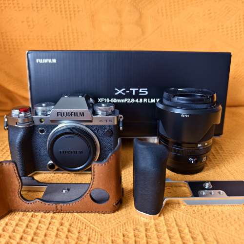 行貨銀色Fujifilm X-T5 相機連XF18-50mm f/2.8-4.8 R LM OIS 鏡頭Kit