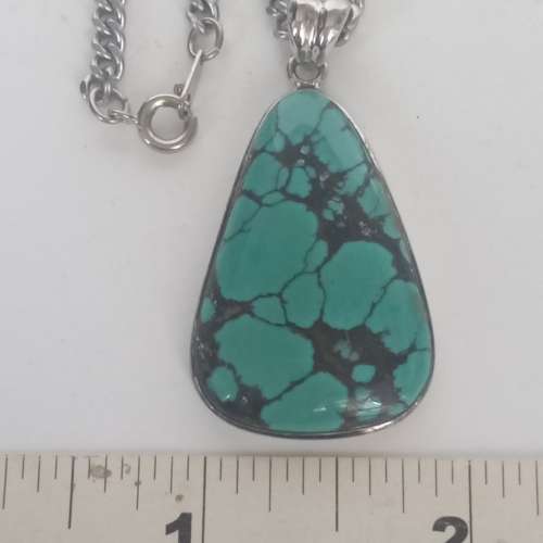 天然松石梨形35x23x6mm鑲嵌純銀框吊墜配上廿四寸不銹鋼頸鏈。no.B11.3.26