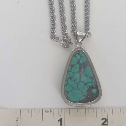 天然松石梨形35x23x6mm鑲嵌純銀框吊墜配上廿四寸不銹鋼頸鏈。no.B11.3.26