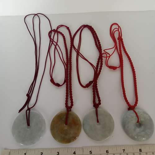 翡翠A玉約兩寸平安扣連繩頸鏈，圓滑好水頭，每套250元兩套八折,四套七折。no.B11.3.26