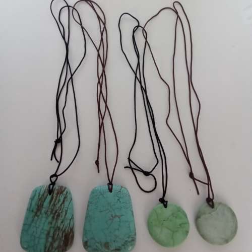 一手四件古舊松石吊墜，配上約30寸長繩頸鏈.共售160元，多量價錢可商議。no.B11.3.26