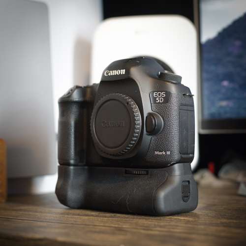 Canon EOS 5D Mark III DSLR Camera with Meike battery grip