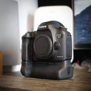 Canon EOS 5D Mark III DSLR Camera with Meike battery grip