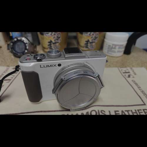 出售近9成新 Lumix LX7 ' 配 Leica F1. 4 Zoom 高貴珍珠白色机身