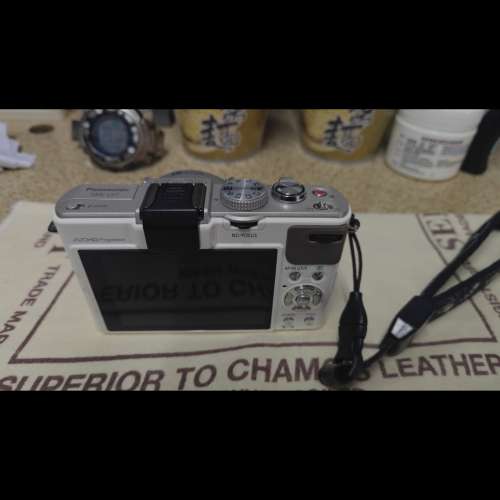 出售近9成新 Lumix LX7 ' 配 Leica F1. 4 Zoom 高貴珍珠白色机身