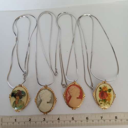 一手四個雙用途吊墜/絲巾扣，配上30寸電白金銅頸鏈，四套共售200元。單一套100元。...