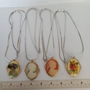 一手四個雙用途吊墜/絲巾扣，配上30寸電白金銅頸鏈，四套共售200元。單一套100元。...