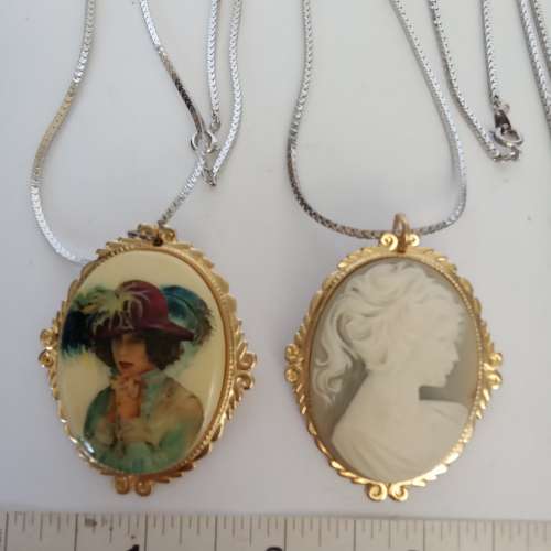 一手四個雙用途吊墜/絲巾扣，配上30寸電白金銅頸鏈，四套共售200元。單一套100元。...