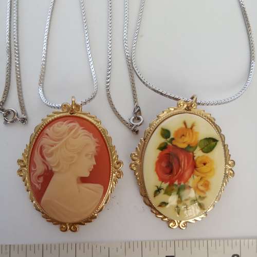 一手四個雙用途吊墜/絲巾扣，配上30寸電白金銅頸鏈，四套共售200元。單一套100元。...