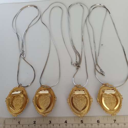 一手四個雙用途吊墜/絲巾扣，配上30寸電白金銅頸鏈，四套共售200元。單一套100元。...