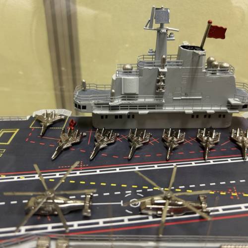 全新 遼寧艦艦模（很重）