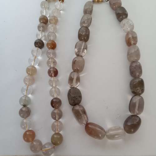 一手兩條天然髮晶頸鏈.一條12mm圓，另一條約15x20mm蛋形，約16吋。清貨兩條共售300...